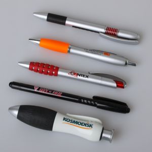 Kuličková pera různých barev a velikostí